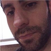 Profesor de materias varias imparte clases a niños de todas las edades